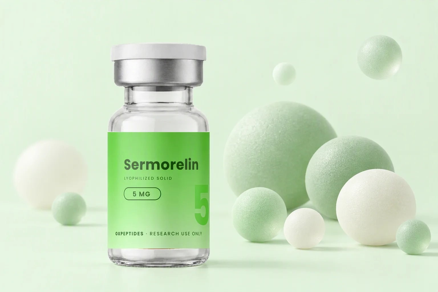 Sermorelin 5 mg lyophiles Fläschchen zwischen weichen pastellgrünen Kugeln