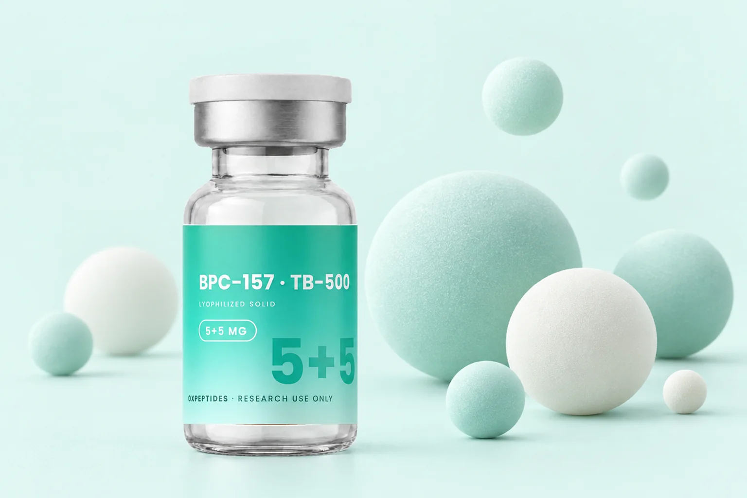 BPC-157 / TB-500 5 + 5 mg Blend-Fläschchen, das sogenannte Wolverine-Peptid, zwischen weichen pastellfarbenen Mint-Kugeln